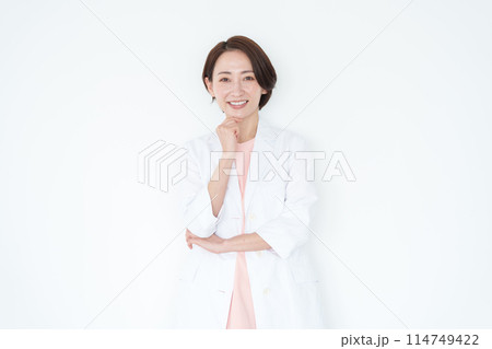 考える白衣の女性医師(白背景・白バック) 考える白衣の女性医師(白背景・白バック) 114749422