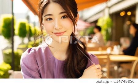 カフェテラスでデートをする若い女性 114749856