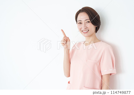 指差しする女性看護士（白背景・白バック） 114749877