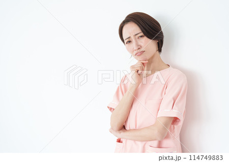 考える女性看護士(白背景・白バック) 考える女性看護士(白背景・白バック) 114749883