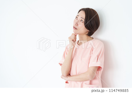 考える女性看護士（白背景・白バック） 114749885