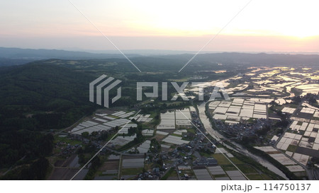 粟ヶ岳から登る朝日(高度420m) 粟ヶ岳から登る朝日(高度420m) 114750137