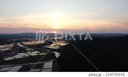 粟ヶ岳から登る朝日（高度420m） 114750141