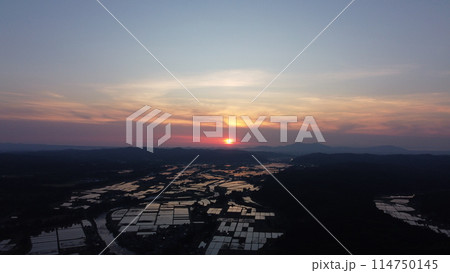 粟ヶ岳から登る朝日（高度420m） 114750145