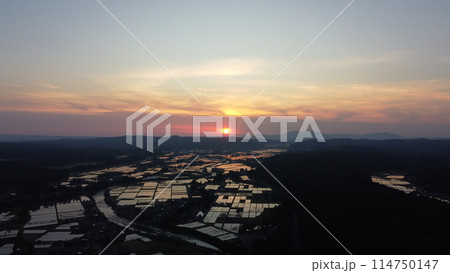 粟ヶ岳から登る朝日（高度420m） 114750147