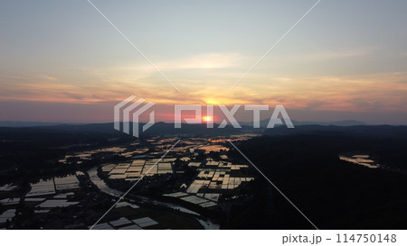 粟ヶ岳から登る朝日(高度420m) 粟ヶ岳から登る朝日(高度420m) 114750148