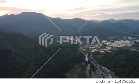 粟ヶ岳から登る朝日（高度420m） 114750153