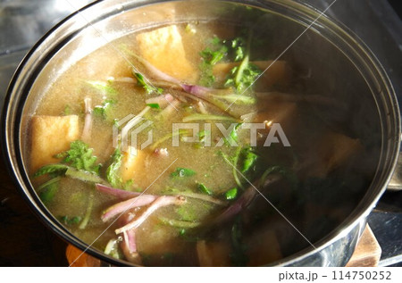 季節の食材ハマアザミの味噌汁 114750252