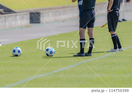 サッカーボールと審判 114750399