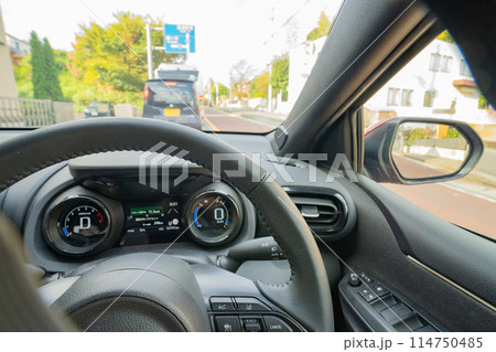 運転席から見る景色の写真素材 [114750485] - PIXTA