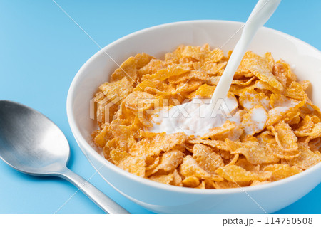 コーンフレークに牛乳をかける 114750508
