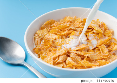 コーンフレークに牛乳をかける 114750510