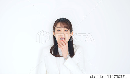 びっくりするミドル女性 114750574