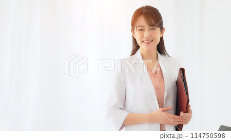白衣を着た笑顔のミドル女性 白衣を着た笑顔のミドル女性 114750598