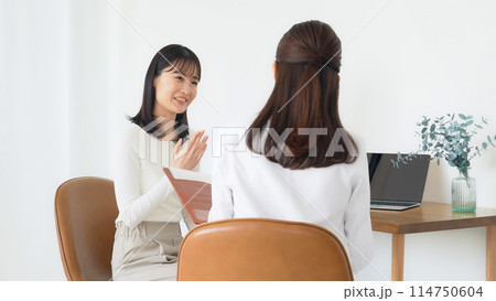 診察を受ける女性患者 診察を受ける女性患者 114750604