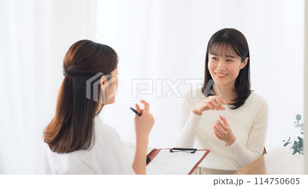 診察を受ける女性患者 診察を受ける女性患者 114750605