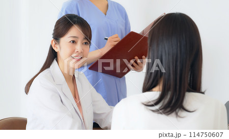 患者を診察する女性医師 114750607