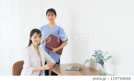 医師と看護師 114750608