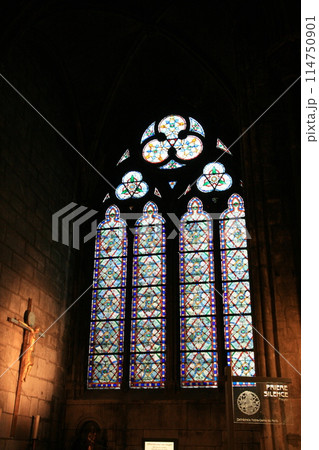 ノートルダムのステンドグラス窓 114750901
