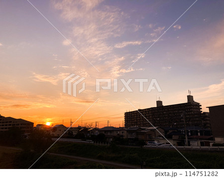 夕焼けの空と川のある風景 114751282