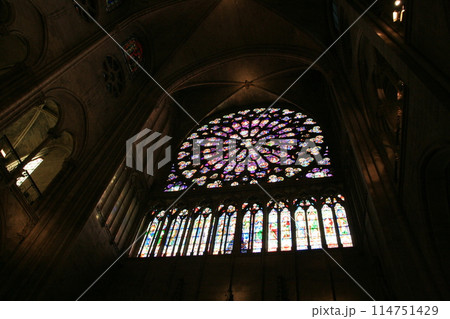 ノートルダムのステンドグラス　バラ窓 114751429