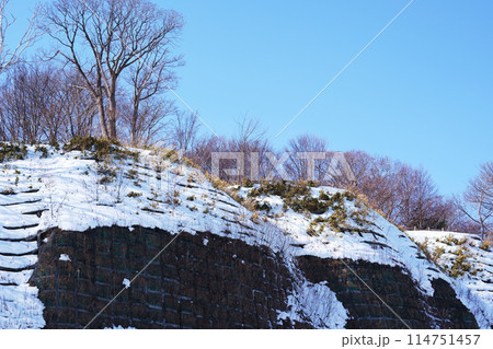 冬の道路沿いの崖崩れ防止 114751457