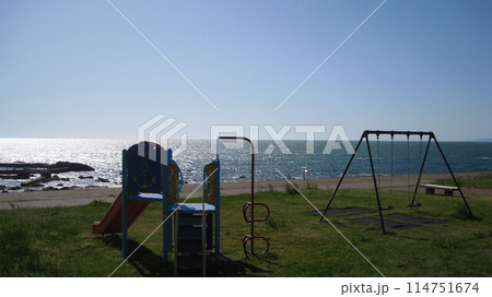 快晴の青空と青い日本海が見える公園 114751674