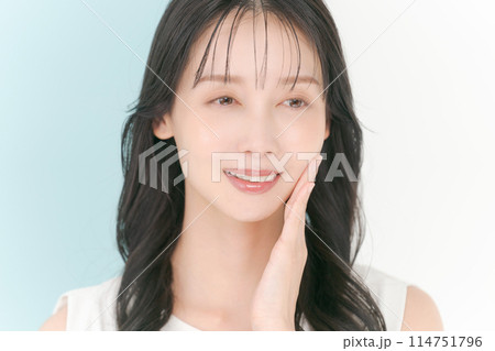 スキンケアをする女性 114751796