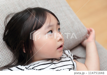 ソファでくつろぐ3歳の女の子 114751848