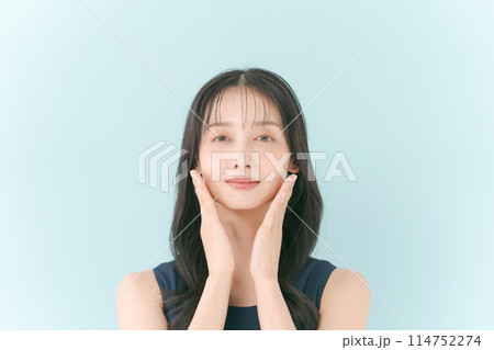 スキンケアをする女性 114752274