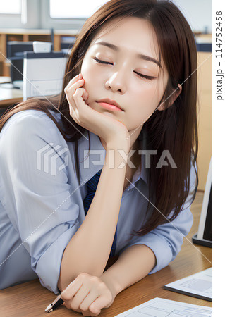 残業が辛いビジネスウーマン 残業が辛いビジネスウーマン 114752458