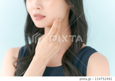 スキンケアをする女性 スキンケアをする女性 114752491