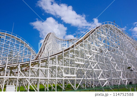 ナガシマスパーランドの木製ローラーコースター「ホワイトサイクロン」 114752588