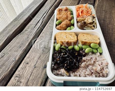 仕切り一体型弁当箱を使った手作りのお弁当 114752697