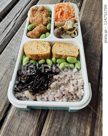 仕切り一体型弁当箱を使った手作りのお弁当 114752700