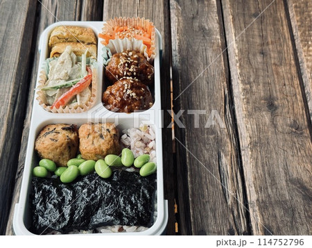 仕切り一体型弁当箱を使った手作り海苔弁当 114752796