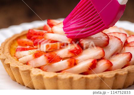 苺のタルトケーキのナパージュ 114752833
