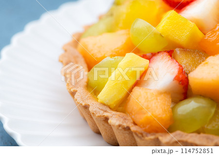 クッキー生地のフルーツタルト 114752851