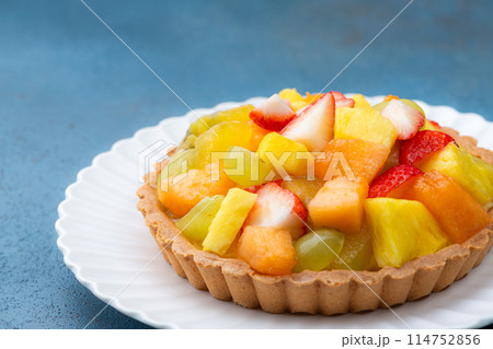 クッキー生地のフルーツタルト 114752856