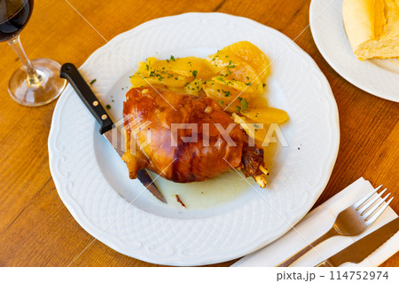 Delicious Spanish dish is Toston asado 114752974