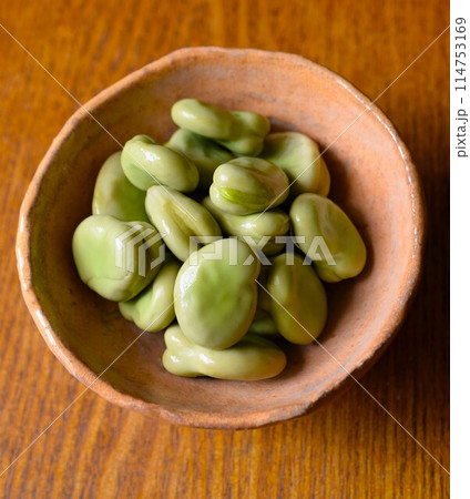 皿に盛ったそら豆、茹でた空豆、茹でたソラマメ 114753169