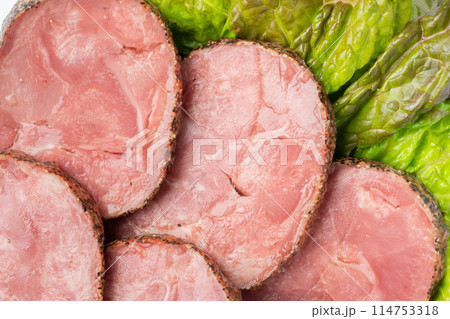 厚切りのスモーク豚タンのクローズアップ 厚切りのスモーク豚タンのクローズアップ 114753318