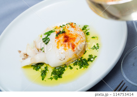 Fried sepia with green sauce 114753414