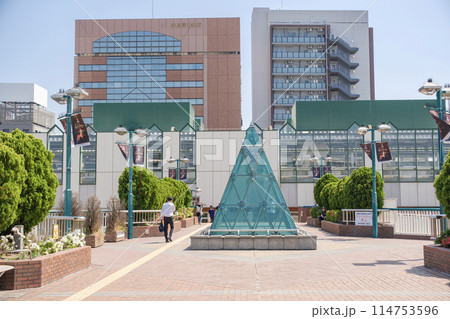 練馬駅北口前　歩行者デッキとビル群　東京都練馬区 114753596