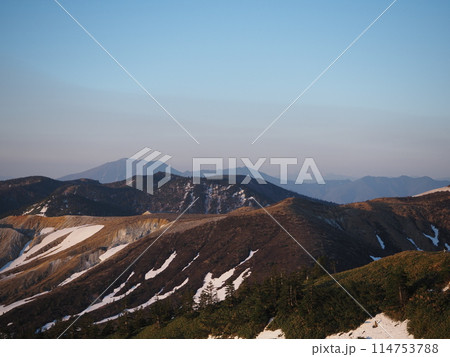 朝日を受ける残雪の草津白根山 8 朝日を受ける残雪の草津白根山 8 114753788
