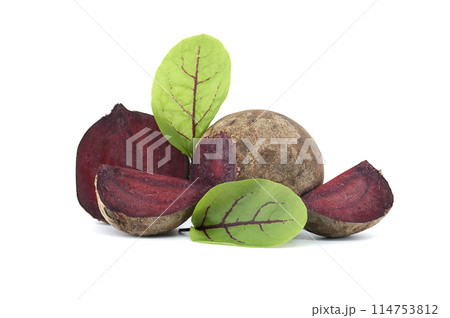 Slices of beetroot and fresh green leaves isolated on white 114753812