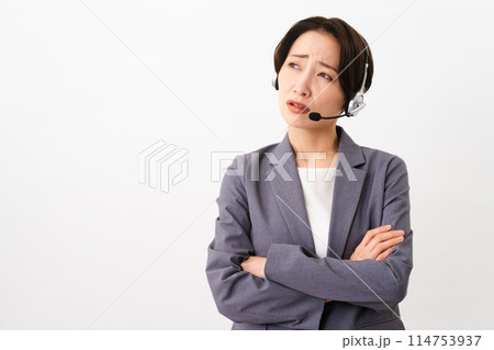 若い女性のオペレーター　ビジネスイメージ	 114753937