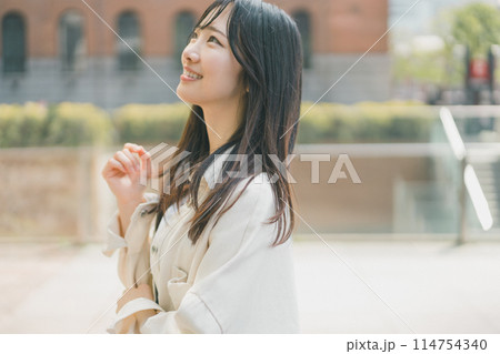 休日に都会を一人歩きする若い女性 休日に都会を一人歩きする若い女性 114754340