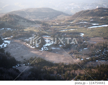 朝日を受ける芳ヶ平 114754441