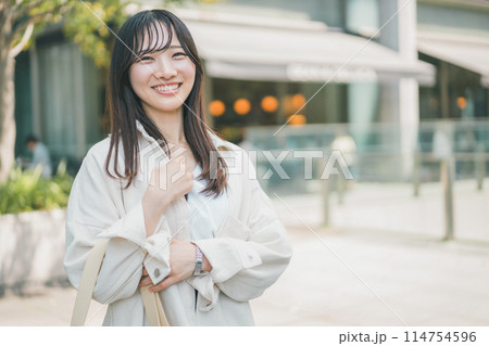 都会を街歩きする若い女性 114754596